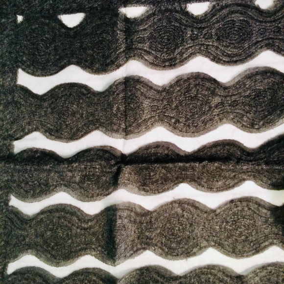 SAACHI Charcoal Gray Wave Pattern Acrylic, Polyester, and Wool Blend Scarf - Picture 7 of 12
